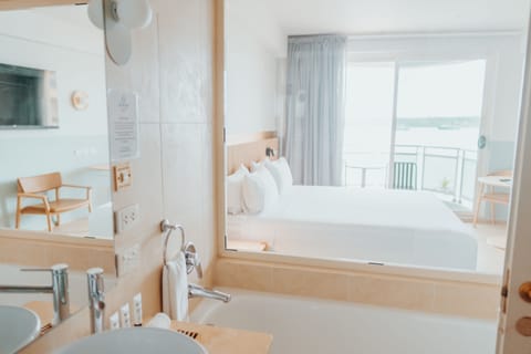 Deluxe Room, Harbor View | Bathroom | Separate tub and shower, free toiletries, hair dryer, bathrobes