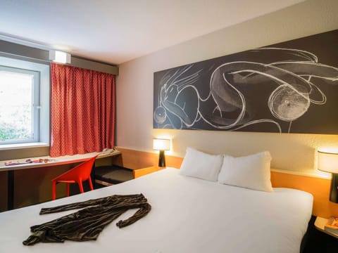 Desk, soundproofing, iron/ironing board, free WiFi