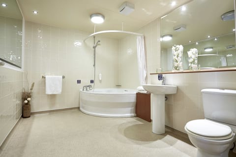 Executive Suite | Bathroom | Combined shower/tub, hair dryer, towels