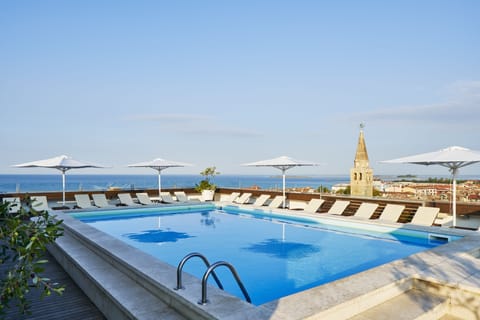 Outdoor pool, sun loungers