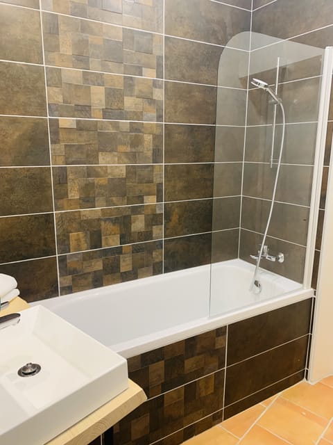 Superior Room | Bathroom | Shower, hair dryer, towels