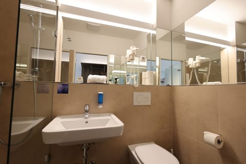 Standard Single Room Plus | Bathroom | Shower, hair dryer, towels