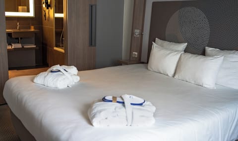 Suite, 1 Queen Bed with Sofa bed | 1 bedroom, minibar, in-room safe, desk