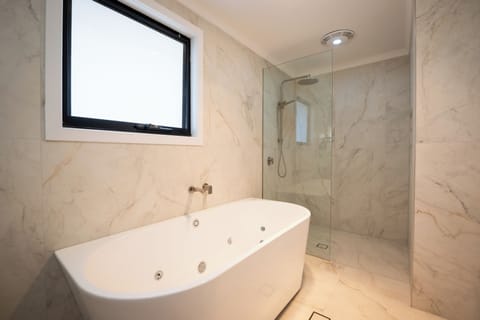 King Room with Spa Bath | Bathroom | Separate tub and shower, jetted tub, free toiletries, hair dryer