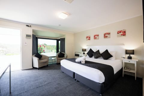 King Room | Premium bedding, desk, iron/ironing board, free WiFi