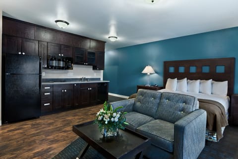 Extended Stay King Suite | Private kitchenette | Fridge, microwave, coffee/tea maker