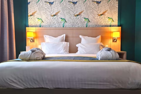 In-room safe, desk, laptop workspace, soundproofing