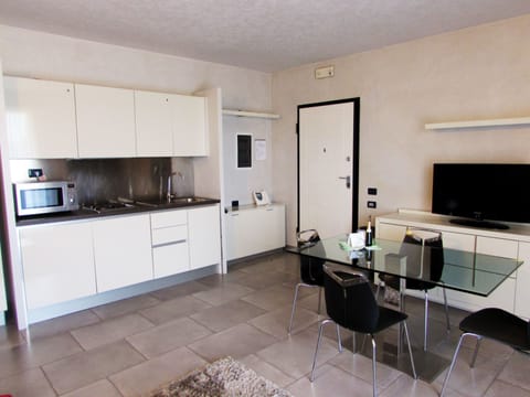 Design Apartment, Accessible | Private kitchenette | Fridge, microwave, dishwasher