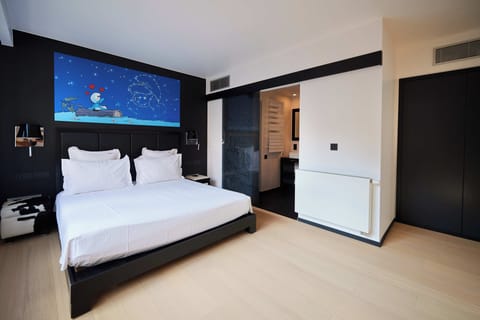 Family Room (Yooma For 6) | Premium bedding, desk, soundproofing, free cribs/infant beds