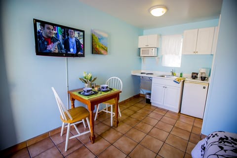 Deluxe Room, 1 King Bed | Private kitchen | Fridge, microwave, stovetop, coffee/tea maker