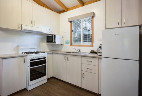 Oak Cottage | Private kitchenette | Electric kettle, toaster