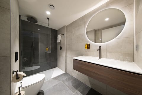 Superior Room, 2 Twin Beds (Ambassador) | Bathroom | Combined shower/tub, free toiletries, hair dryer, towels