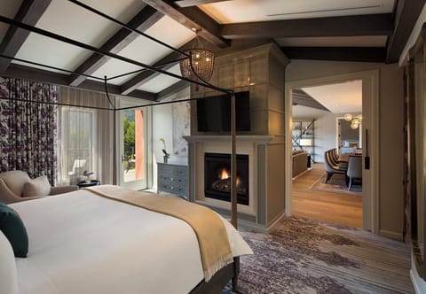 1 bedroom, Egyptian cotton sheets, premium bedding, down comforters