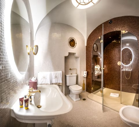 Junior Studio Suite | Bathroom | Hair dryer, bathrobes, bidet, towels