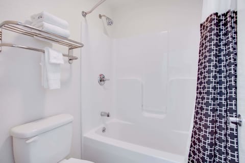 Bathtub, free toiletries, hair dryer, towels