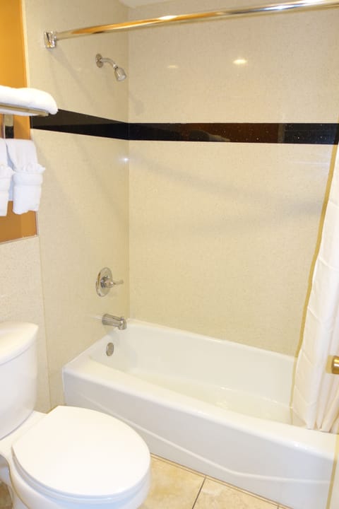 Luxury Room, 1 Bedroom, Refrigerator & Microwave | Bathroom | Combined shower/tub, towels