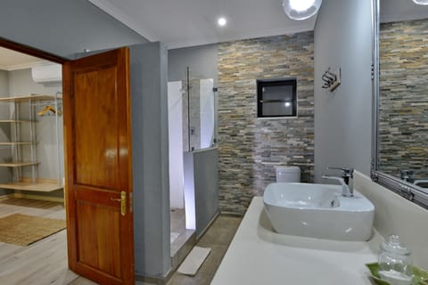 Twin Room | Bathroom | Shower, free toiletries, hair dryer, towels