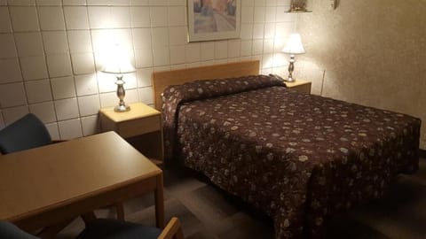 Room, 1 Queen Bed | Desk, free WiFi, bed sheets