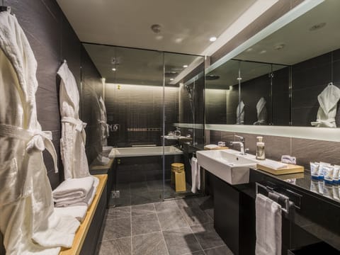 Kamogawa Suite with River View, Non Smoking	 | Bathroom | Separate tub and shower, rainfall showerhead, free toiletries