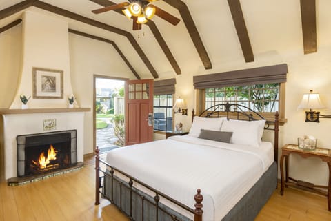 Suite, 1 Queen Bed (GARDEN COTTAGE) | Down comforters, Tempur-Pedic beds, in-room safe, desk