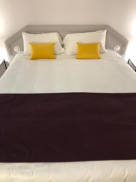 Desk, soundproofing, free WiFi, wheelchair access