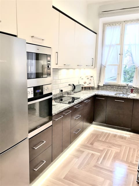 Luxury Suite, 2 Bedrooms (Piwna street, Garden view, 90 m2) | Private kitchen | Full-size fridge, microwave, oven, stovetop