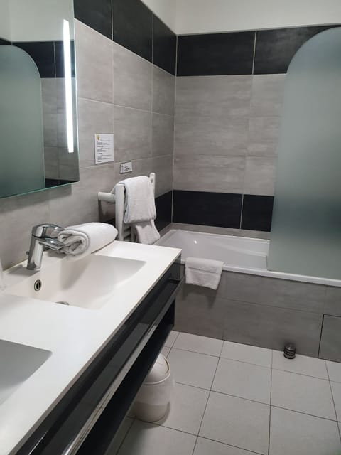 Signature Triple Room, Ensuite | Bathroom amenities | Shower, free toiletries, towels