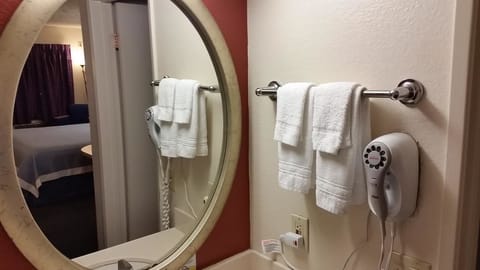 Combined shower/tub, free toiletries, hair dryer, towels