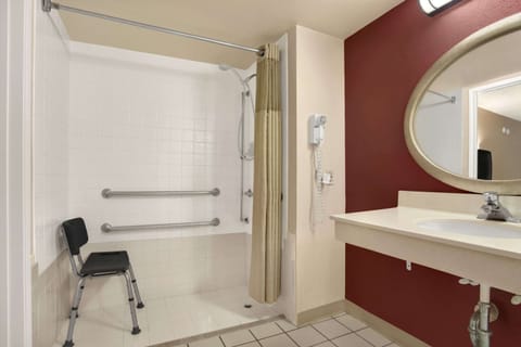 Combined shower/tub, free toiletries, hair dryer, towels