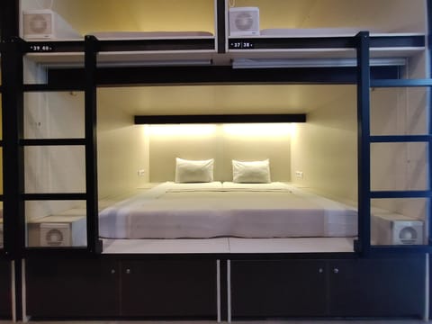 4 Bed in Mixed Dormitory | Premium bedding, desk, laptop workspace, soundproofing