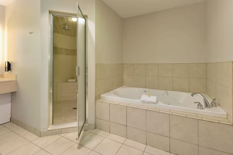 Suite, Penthouse, 2 King Bedrooms, Jetted Tub, Full Kitchen (Valley View) | Bathroom | Combined shower/tub, free toiletries, hair dryer, towels