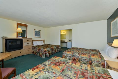 Suite, Multiple Beds, Non Smoking | Desk, rollaway beds, WiFi, bed sheets