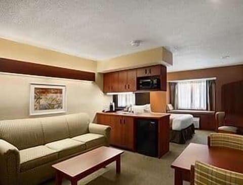 Suite, 1 Queen Bed | Premium bedding, in-room safe, desk, laptop workspace