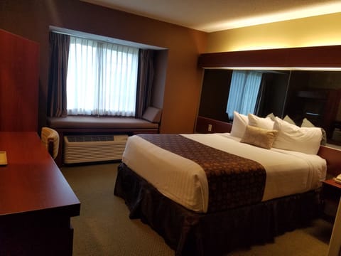 Standard Room, 1 Queen Bed, Accessible | Premium bedding, in-room safe, desk, laptop workspace