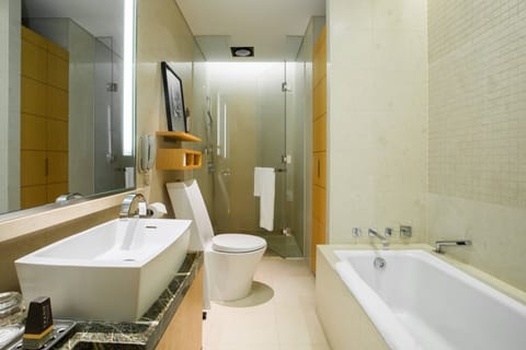 Separate tub and shower, deep soaking tub, free toiletries, hair dryer