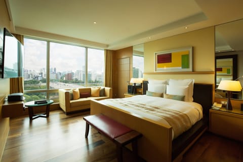 Studio Suite, 1 King Bed, City View | Down comforters, pillowtop beds, minibar, in-room safe