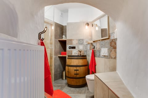 Double Room | Bathroom | Shower, free toiletries, hair dryer, towels