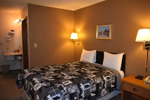 Standard Room, 1 Queen Bed | In-room safe, soundproofing, cribs/infant beds, rollaway beds