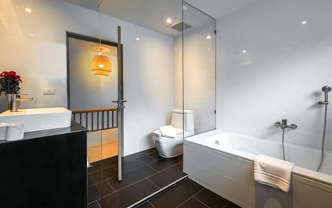 Separate tub and shower, deep soaking tub, rainfall showerhead