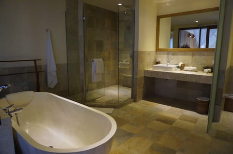 Premier Suite, 1 King Bed, Garden View, Poolside | Bathroom | Separate tub and shower, free toiletries, slippers, towels