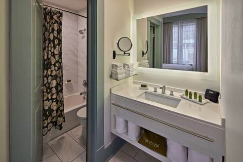 Suite, 1 Queen Bed | Bathroom | Combined shower/tub, free toiletries, towels, shampoo