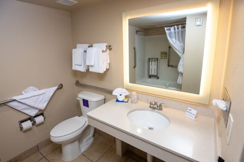 Standard Room, 1 King Bed, Accessible (Mobility, Accessible Tub) | Bathroom | Free toiletries, hair dryer, towels, soap