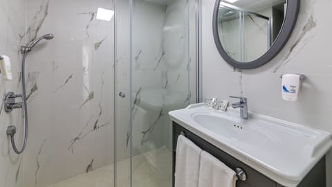 Standard Triple Room | Bathroom | Shower, rainfall showerhead, free toiletries, hair dryer