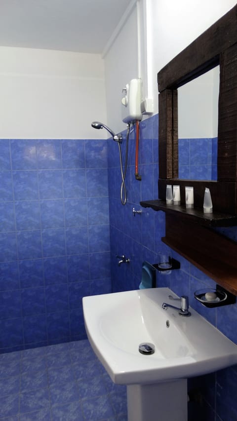 Standard Double Room | Bathroom sink