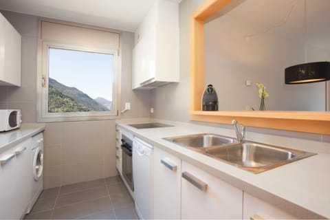 One-Bedroom Apartment with Balcony And Mountain Views (5 minutes driving to the ski area) | Private kitchen | Full-size fridge, microwave, oven, stovetop