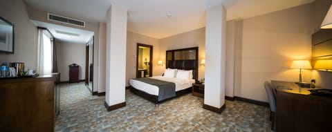 Suite, 1 Double Bed, Corner | Premium bedding, memory foam beds, minibar, in-room safe
