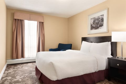 Executive Queen Apartment Suite | Hypo-allergenic bedding, Select Comfort beds, desk, laptop workspace