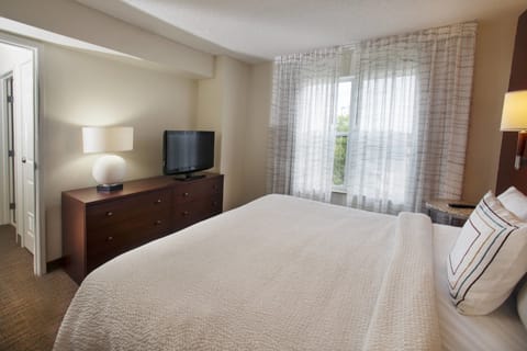 Suite, 1 Bedroom | In-room safe, desk, iron/ironing board, free WiFi