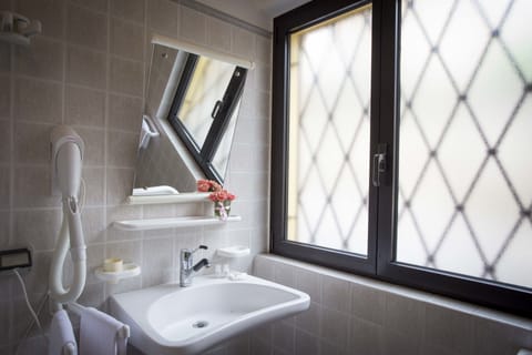 Single Room | Bathroom | Hair dryer, bidet, towels