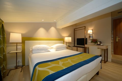 Comfort Room | Premium bedding, down comforters, memory foam beds, minibar